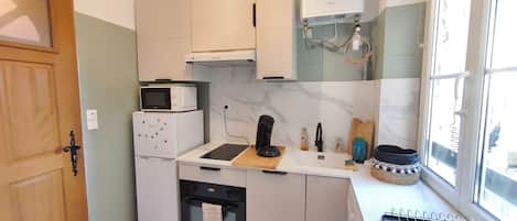 Fridge, microwave, oven, coffee/tea maker