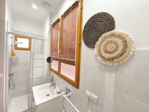 Séchoir à cheveux, serviettes fournies
