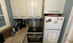 Cafetera y tetera, refrigerador, microondas y horno