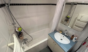 Hair dryer, towels - T3 bright and quiet 2 steps Montmartre Batignolles (Paris)