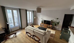 TV - T3 bright and quiet 2 steps Montmartre Batignolles (Paris)