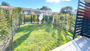A well-maintained garden with a clear view of a house in the background. - Beautiful apartment for 5 with swimming pool (Saint-Raphaël)