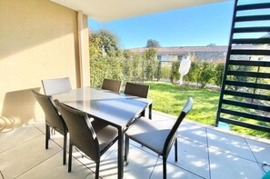 Outdoor dining - Beautiful apartment for 5 with swimming pool (Saint-Raphaël)