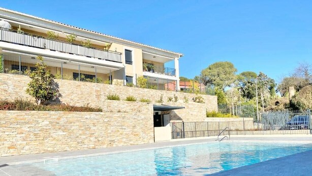 A modern building with a swimming pool, stone walls, and a balcony. - Beautiful apartment for 5 with swimming pool (Saint-Raphaël)