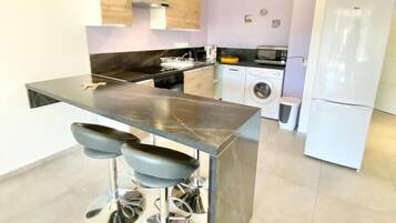 Réfrigérateur, micro-ondes, four, lave-vaisselle