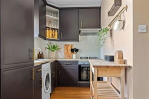 Mikrobølgeovn, ovn, kokeplater og oppvaskmaskin