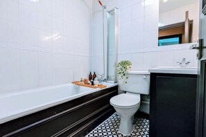 SĂšche-cheveux, serviettes fournies, savon, papier toilette