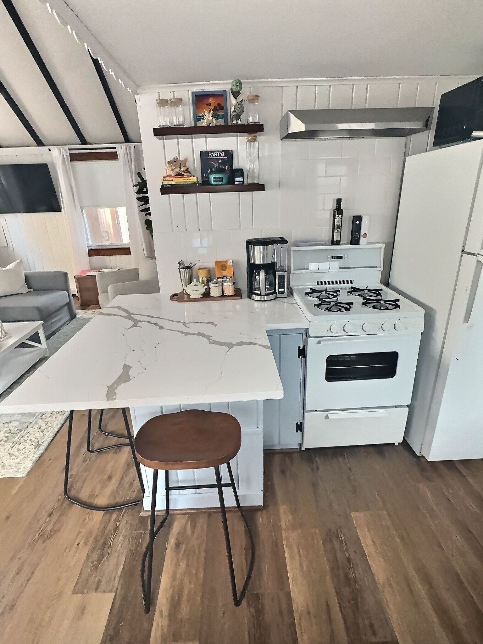 Refrigerador, microondas, horno y parrilla de estufa 