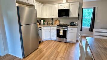 Coffee/tea maker, fridge, microwave, oven