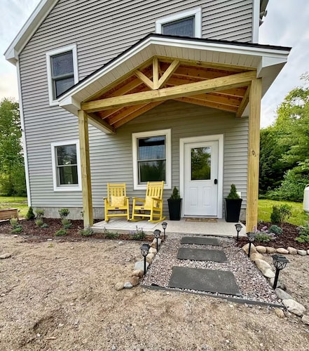 Brand new 2BR, 1.5BA-close to amenities yet feels secluded. 2 story, AC, wifi!