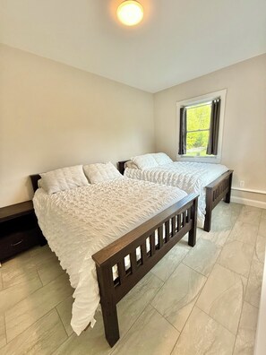 2 bedrooms, travel cot, free WiFi, bed sheets