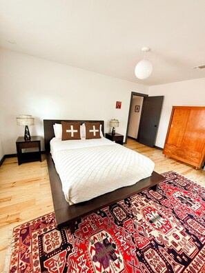 3 habitaciones, tabla de planchar con plancha, wifi y ropa de cama