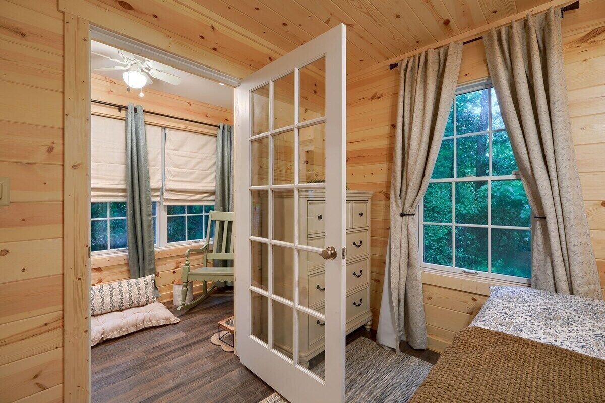 3 bedrooms, WiFi (free), bed sheets