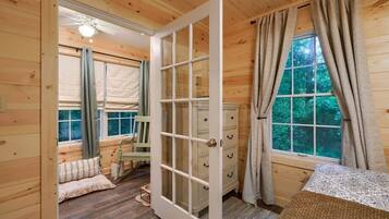 3 bedrooms, WiFi (free), bed sheets
