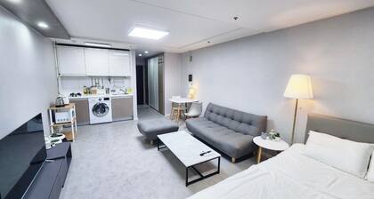 "Cozy 1-bedroom apartment in wonderful Seoul with WiFi, AC"