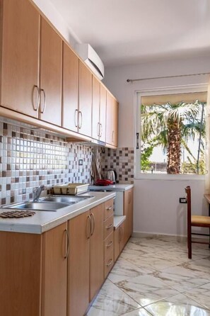 Family Room | Private kitchen - Villa Nomia (Ksamil)