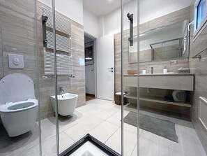 Secadora de cabello, bidet, toallas, jabón