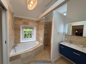 Shower, hair dryer - Large fisherman's house, in a green setting and 150m from the sea🏝️ (Plouha)