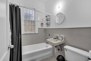 Haartrockner, Handtücher, Seife, Toilettenpapier