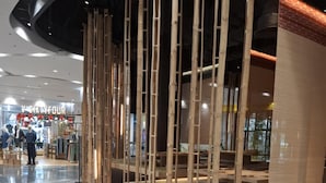Ein modernes Interieur mit Bambusstruktur, einer Sitzecke und einem sichtbaren Geschäft namens "SIXTYFOUR".
