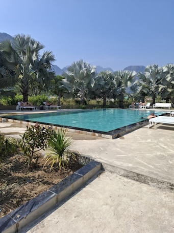 Una piscina al aire libre