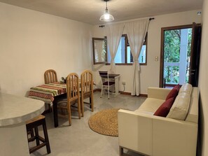 Departamento estándar, cocina, vista al jardín | Área de sala de estar | Smart TV de 43 pulgadas con canales por cable 