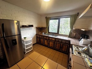 Classic-Apartment, Balkon, Flussblick | Eigene Küche | Kühlschrank, Mikrowelle