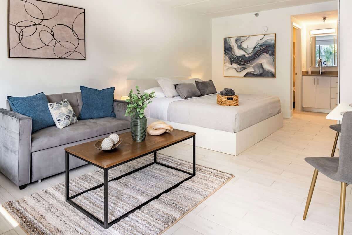 1 soverom, skrivebord, strykejern/-brett og reiseseng for barn