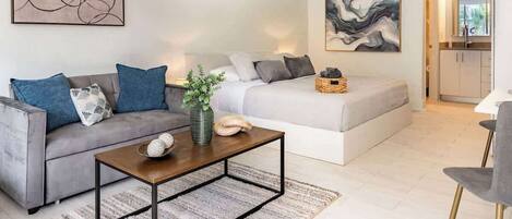 1 soverom, skrivebord, strykejern/-brett og reiseseng for barn