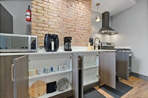 Fridge, microwave, oven, stovetop - Luxury and Chic 2BR/2BA Apt just Minutes to NYC & Hoboken (Jersey City)