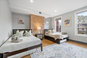 2 bedrooms, desk, iron/ironing board, travel cot - Luxury and Chic 2BR/2BA Apt just Minutes to NYC & Hoboken (Jersey City)
