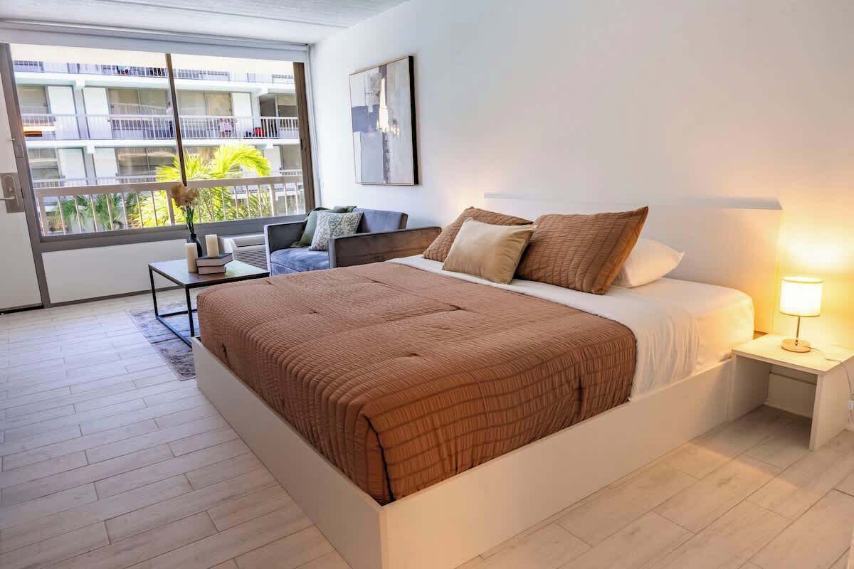 1 chambre, bureau, fer et planche à repasser, lit de bébé portatif