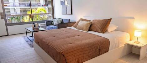 1 slaapkamer, een bureau, een strijkplank/strijkijzer, reisbedje