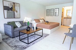 1 slaapkamer, een bureau, een strijkplank/strijkijzer, reisbedje