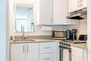 Réfrigérateur, four à micro-ondes, un four, surface de cuisson