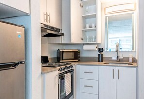 Frigorifero, microonde, forno, piano cottura