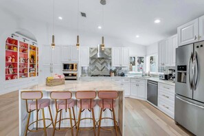 Jääkaappi, mikroaaltouuni, uuni, liesi