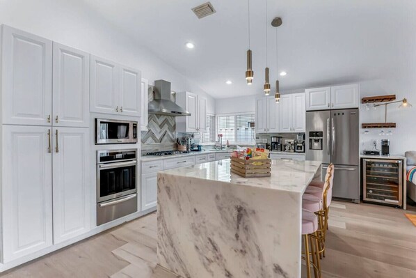 Refrigerador, microondas, horno, placa de cocina