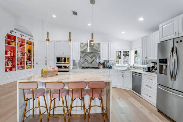 Fridge, microwave, oven, stovetop - The Sundae House/Hot Tub/Steps from Sawgrass Mall (Sunrise)