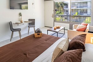 1 slaapkamer, een bureau, een strijkplank/strijkijzer, reisbedje