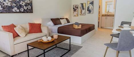 Skrivebord, strykejern/-brett, reiseseng for barn og wi-fi (inkludert)