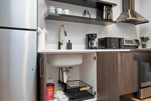 Frigorífico, microondas, horno y placa de cocina