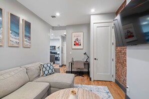 TV - Luxury and Modern Stay Near Hoboken+Skyline Patio (Jersey City)