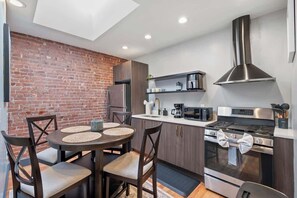 Frigorífico, microondas, horno y placa de cocina