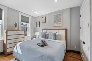 2 bedrooms, desk, iron/ironing board, travel cot - Luxury and Modern Stay Near Hoboken+Skyline Patio (Jersey City)