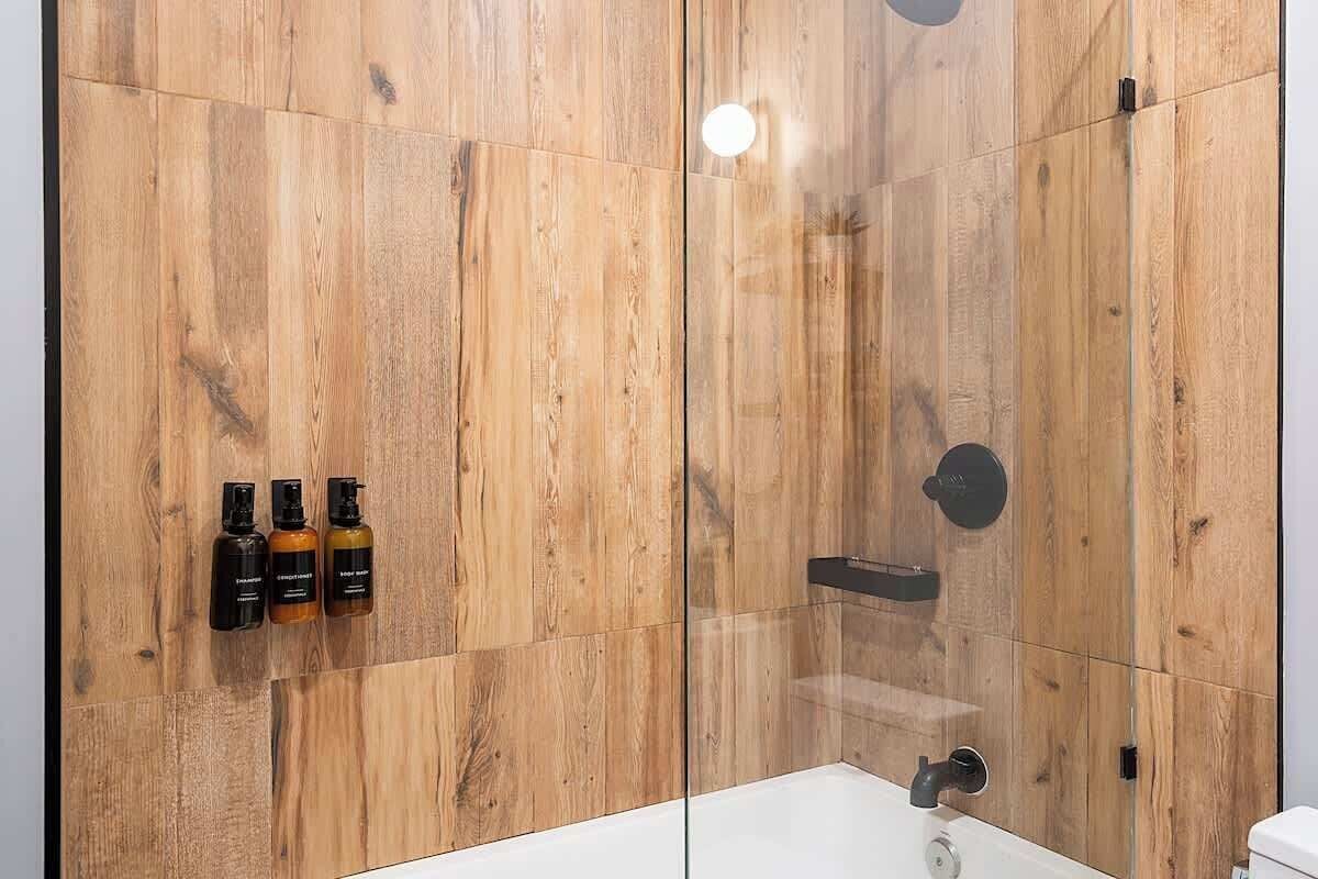 Ducha, secador de pelo, shampoo