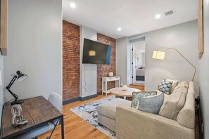 Una televisión, una oficina