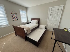 2 bedrooms, iron/ironing board, travel cot, free WiFi - Unwind in Clemmons. Truist and Tanglewood parks, lakes, mountains and wineries ! (Clemmons)