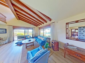 Älytelevisio, takka, kirjoja