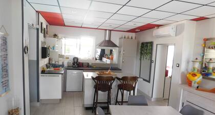 villa avec piscine véranda ouverte 40m2 5minutes centre ville 5km de la mer